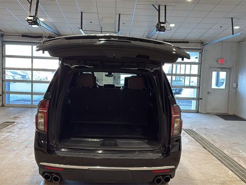 Used 2022 Chevrolet Suburban High Country image 16