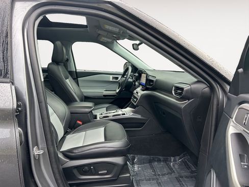 Used 2023 Ford Explorer XLT w/ Equipment Group 202A image 10