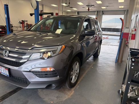 Used 2017 Honda Pilot LX image 2