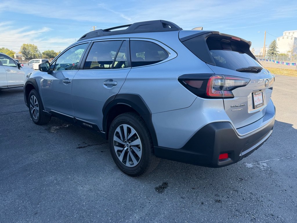 Used 2023 Subaru Outback Premium AWD/4WD image 3