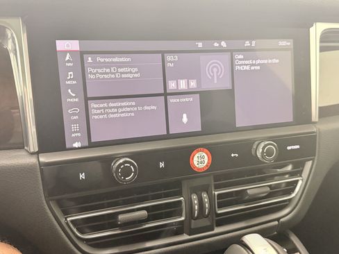 Certified 2025 Porsche Macan image 27