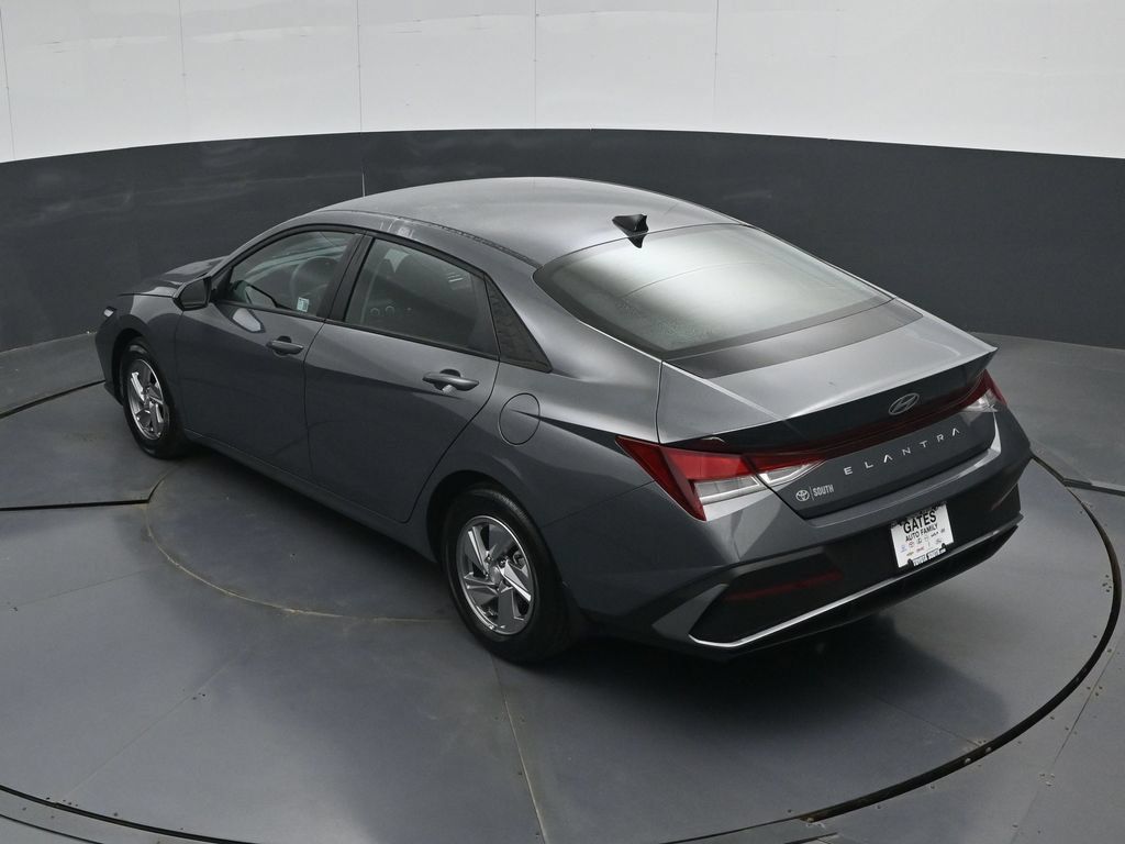 Used 2025 Hyundai Elantra SE FWD image 49