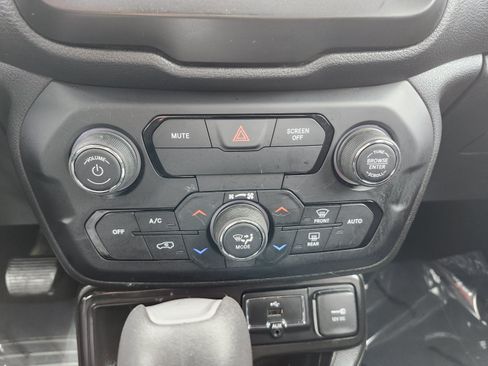 Used 2020 Jeep Renegade Latitude FWD image 27