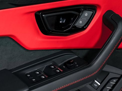 Used 2025 Lamborghini Urus SE image 10