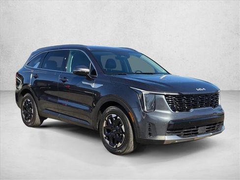Used 2024 Kia Sorento S image 3