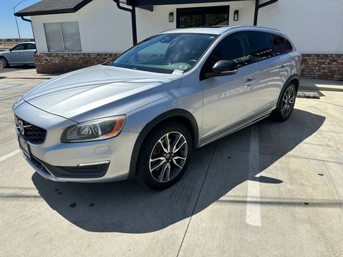 Used 2016 Volvo V60 T5 Cross Country Platinum AWD/4WD image 4