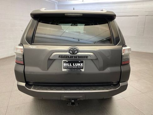 Used 2018 Toyota 4Runner SR5 AWD/4WD image 6