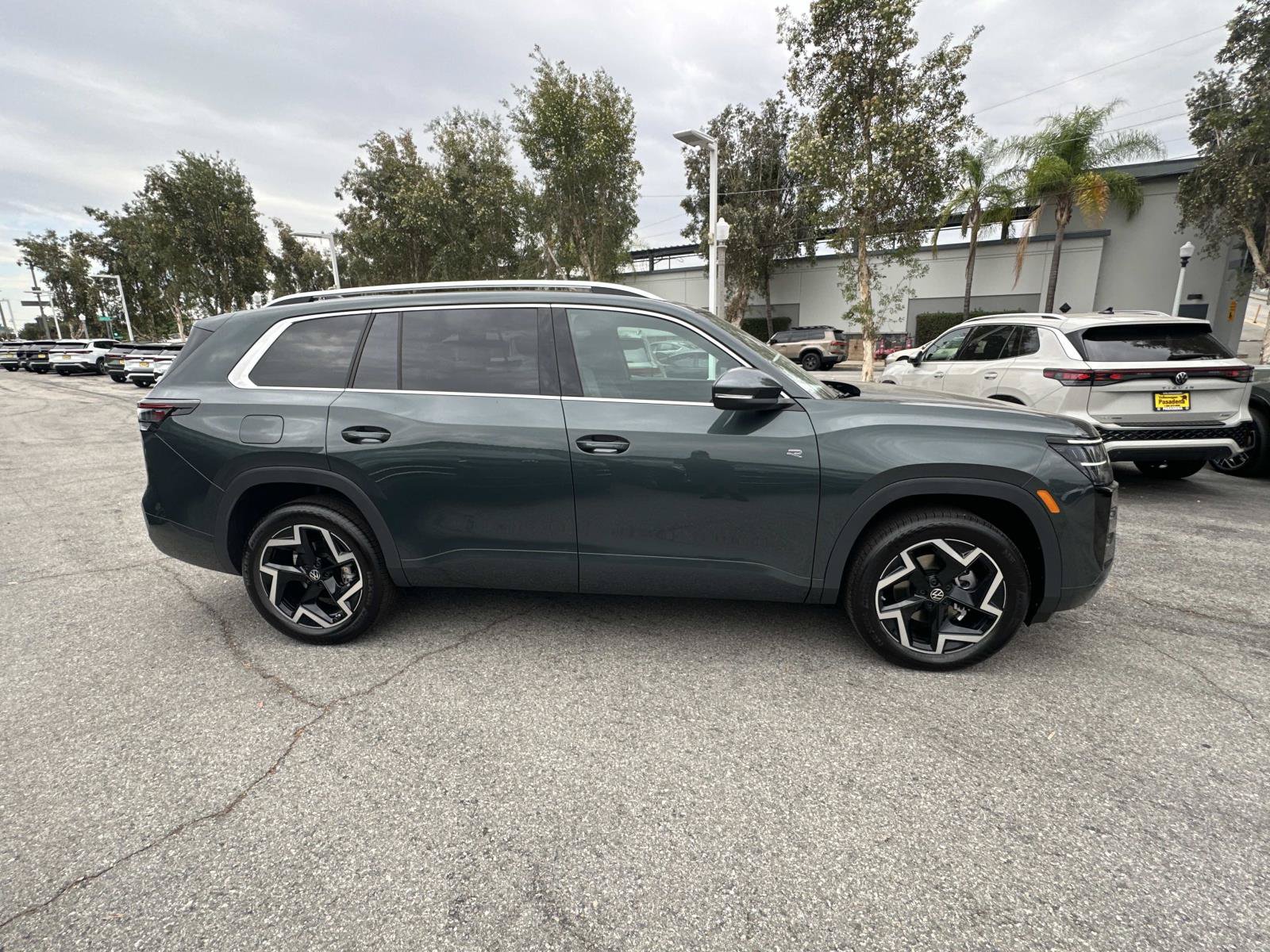 New 2027 Volkswagen Atlas SEL R-Line AWD/4WD image 3