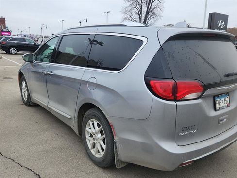 Used 2020 Chrysler Pacifica Touring-L image 6