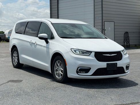 Used 2023 Chrysler Pacifica Touring-L FWD image 2