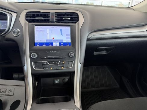 Used 2020 Ford Fusion SE FWD image 12