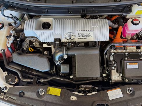 Used 2015 Toyota Prius Three w/ Solar Roof Package image 31