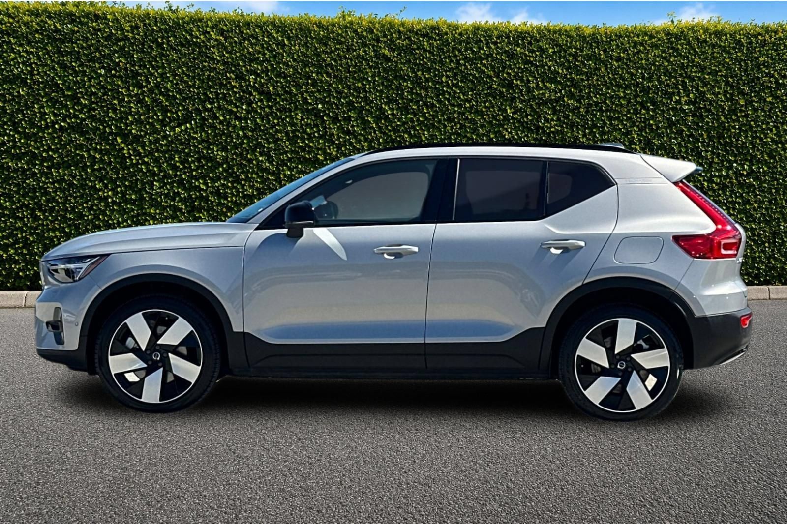 Used 2023 Volvo XC40 Recharge Ultimate w/ Protection Package Premier AWD/4WD image 7