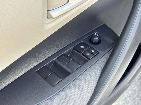 Used 2021 Toyota Corolla LE image 16