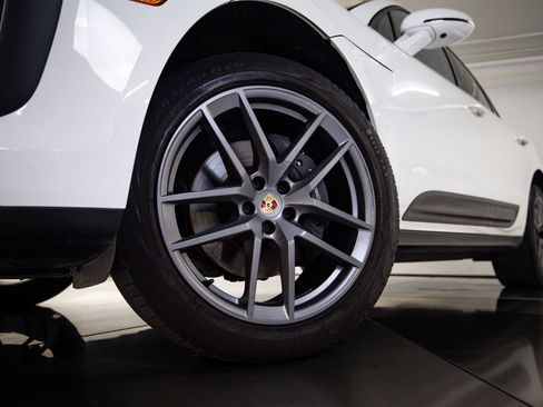 Certified 2023 Porsche Macan AWD/4WD image 12