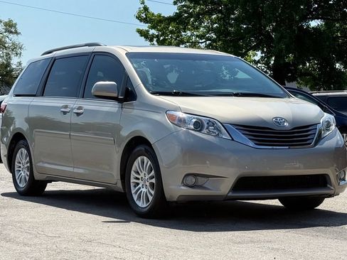 Used 2017 Toyota Sienna XLE FWD image 7