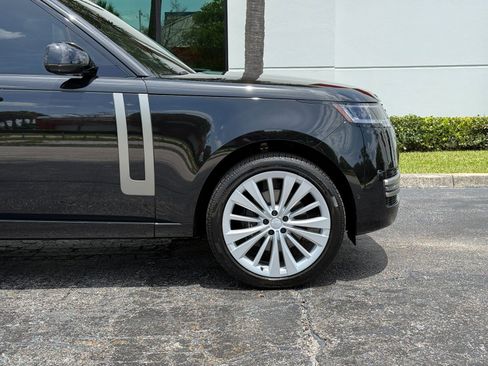 Used 2025 Land Rover Range Rover Long Wheelbase SE AWD/4WD image 3