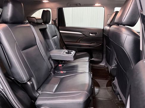 Used 2019 Toyota Highlander XLE FWD image 37