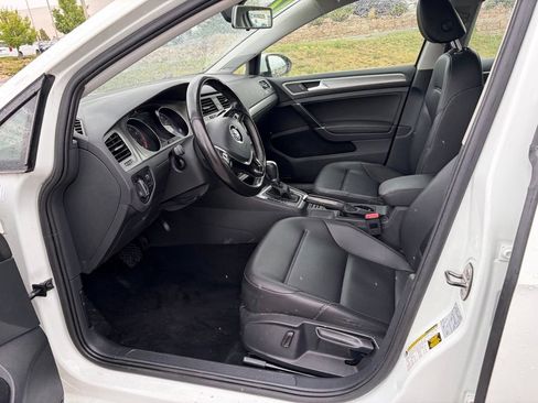 Used 2017 Volkswagen Golf SportWagen FWD image 16