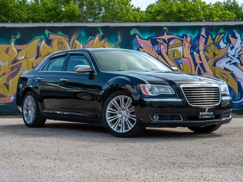 Used 2012 Chrysler 300 C RWD image 2