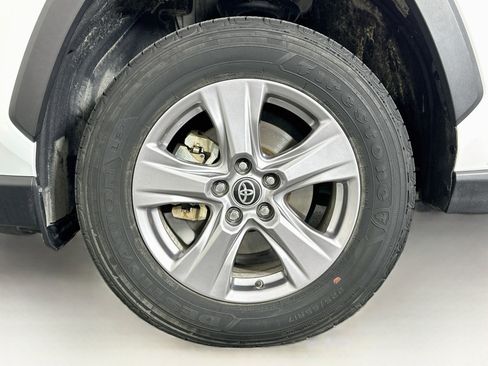 Used 2025 Toyota RAV4 XLE AWD/4WD image 11