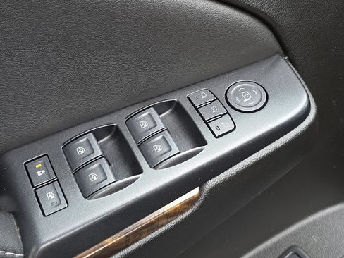 Used 2019 Chevrolet Tahoe LT w/ Luxury Package AWD/4WD image 11