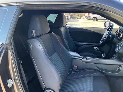 Used 2015 Dodge Challenger SXT w/ Driver Convenience Group image 27