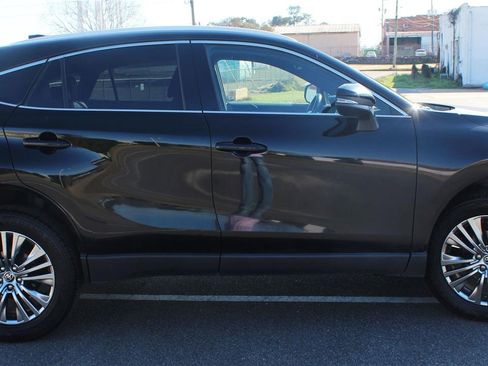 Used 2023 Toyota Venza XLE image 9