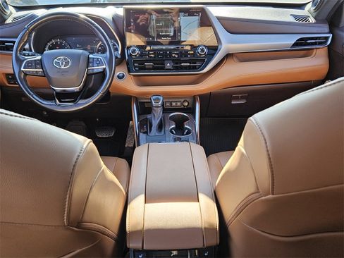 Used 2021 Toyota Highlander Platinum image 8