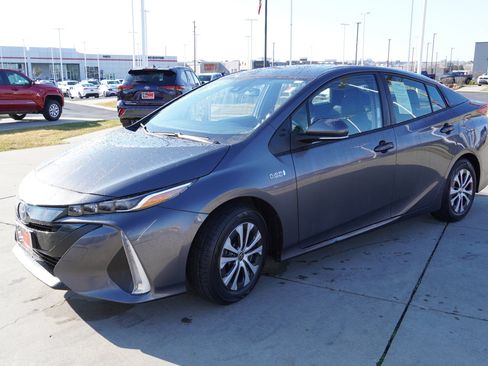 Certified 2022 Toyota Prius Prime LE image 4