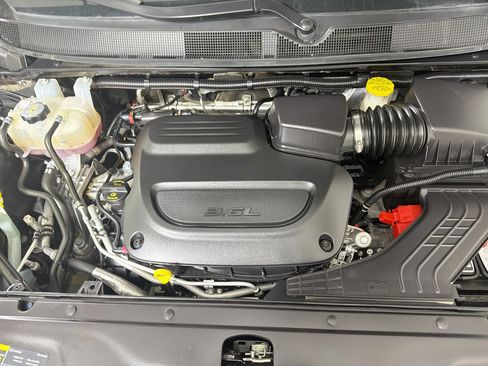 Used 2024 Chrysler Pacifica Touring-L FWD image 33