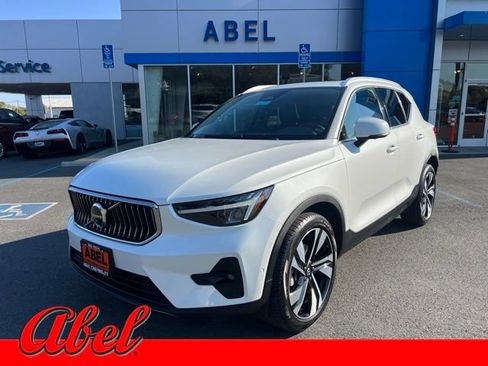 Used 2025 Volvo XC40 B5 Plus AWD/4WD image 1