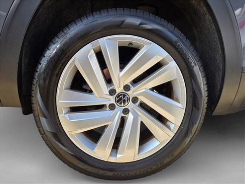 Used 2020 Volkswagen Atlas Cross Sport SE w/ Panoramic Sunroof Package FWD image 23
