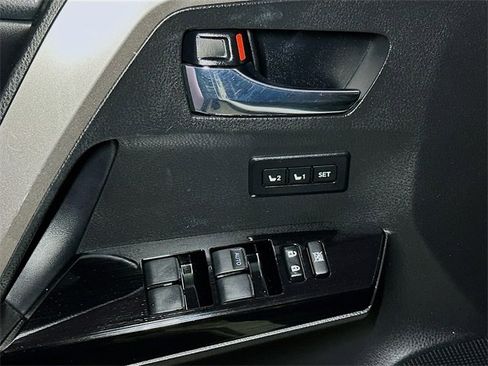 Used 2016 Toyota RAV4 Limited image 15