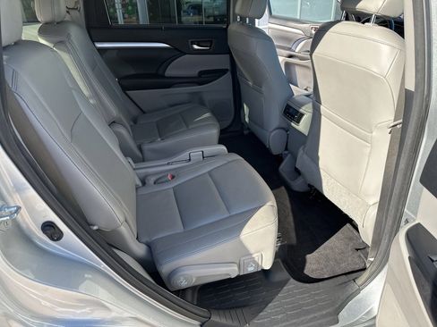 Used 2017 Toyota Highlander XLE image 17