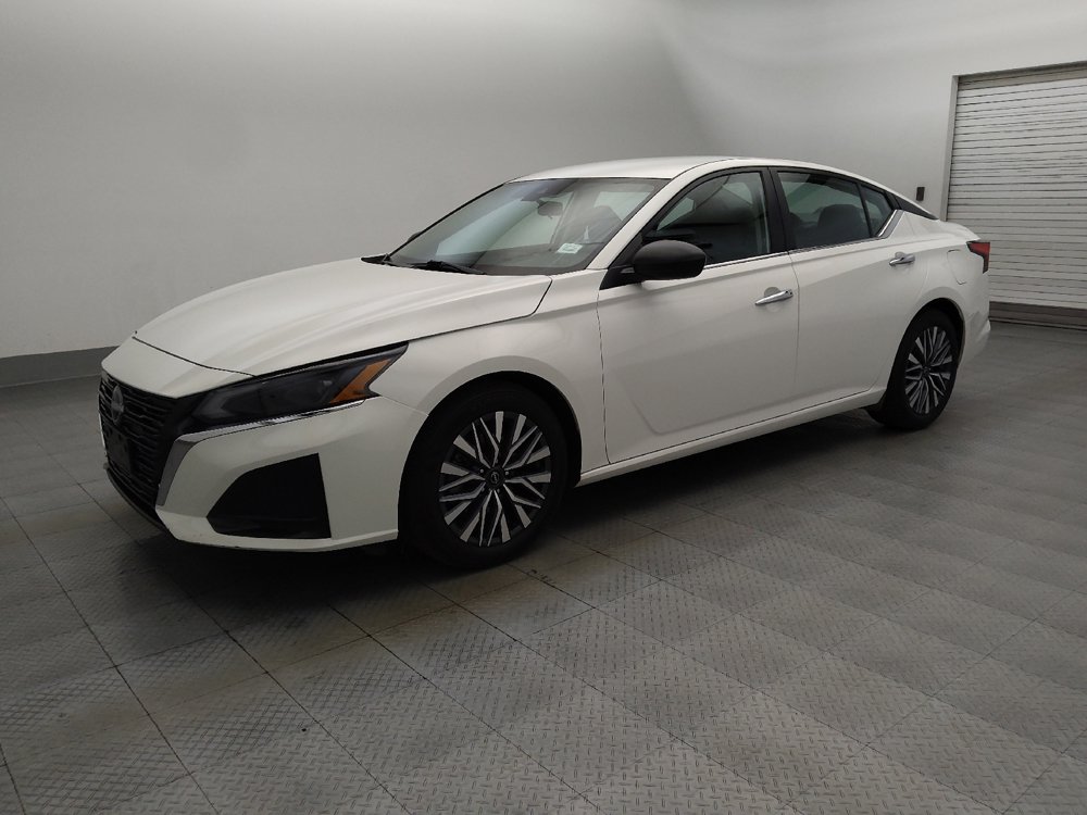 Used 2025 Nissan Altima 2.5 SV FWD image 2