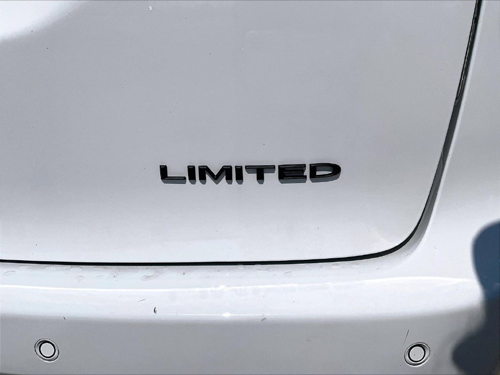 Used 2025 Chrysler Pacifica Limited FWD image 27