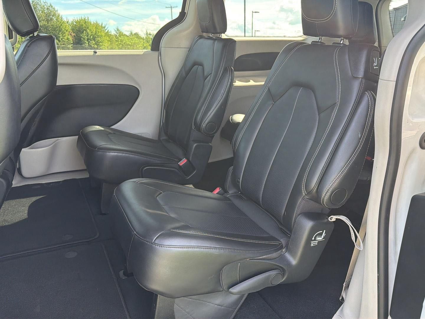 Used 2024 Chrysler Pacifica Touring-L FWD image 10