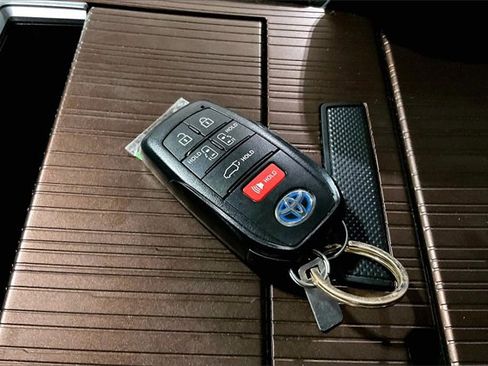 Used 2024 Toyota Sienna XLE w/ XLE Plus Package image 11