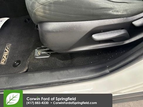 Used 2019 Toyota RAV4 LE image 33