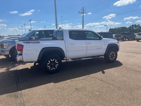 Used 2017 Toyota Tacoma TRD Off-Road w/ Tow Package (A/T) image 9