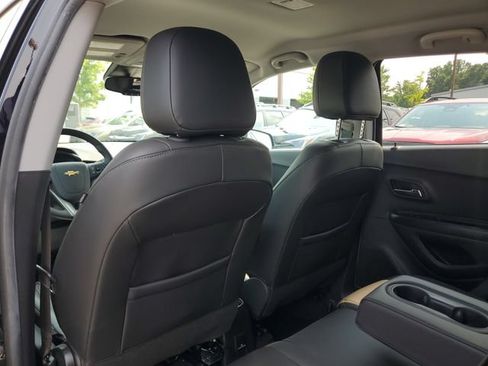 Used 2022 Chevrolet Trax LT w/ Premium Seat Package AWD/4WD image 11