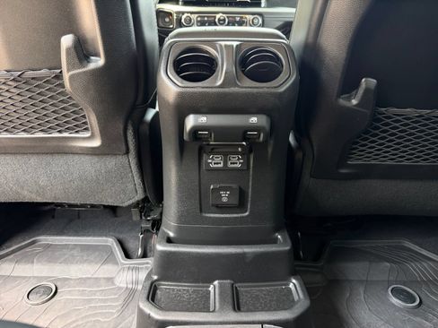 Used 2024 Jeep Wrangler Unlimited Rubicon AWD/4WD image 18