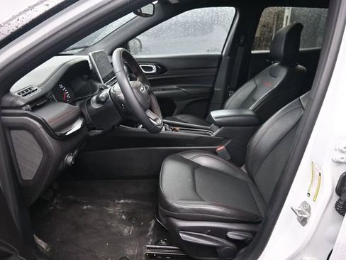 Used 2025 Jeep Compass Trailhawk AWD/4WD image 19