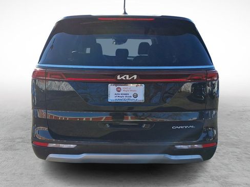Used 2024 Kia Carnival LX image 4