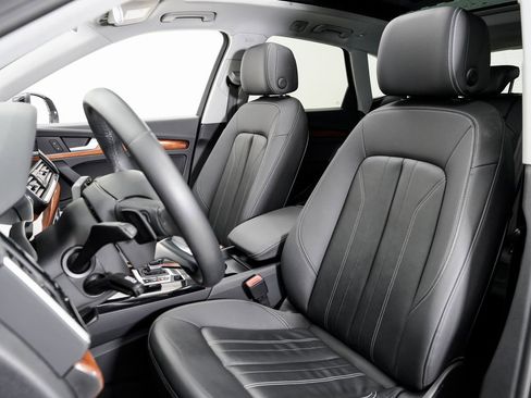 Used 2023 Audi Q5 2.0T Premium w/ Convenience Package image 5