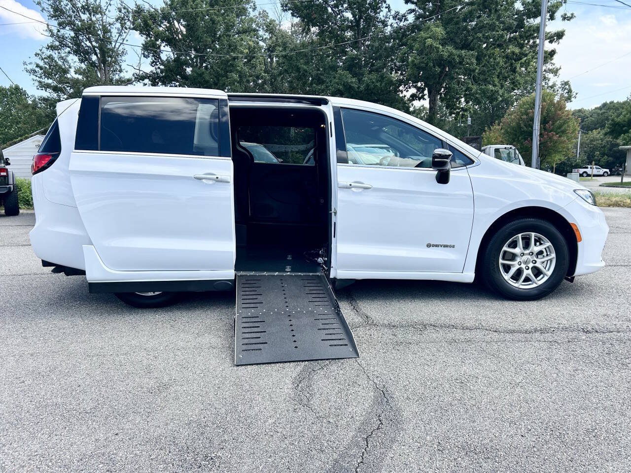 Used 2024 Chrysler Pacifica Touring FWD image 4
