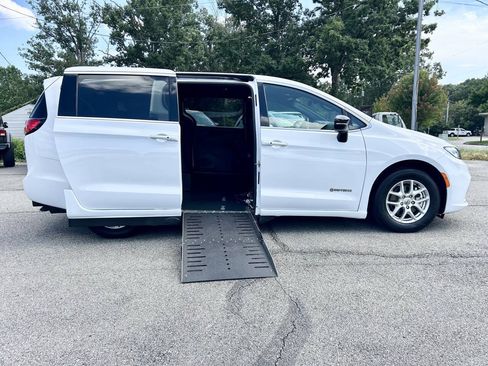 Used 2024 Chrysler Pacifica Touring FWD image 4