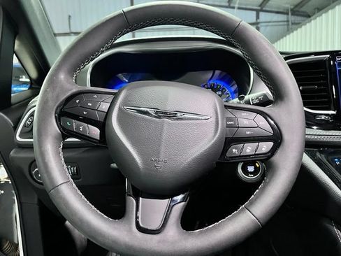 Used 2023 Chrysler Pacifica Limited w/ Uconnect Theater Family Group FWD image 24