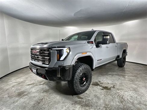 Used 2024 GMC Sierra 2500 AT4X image 4